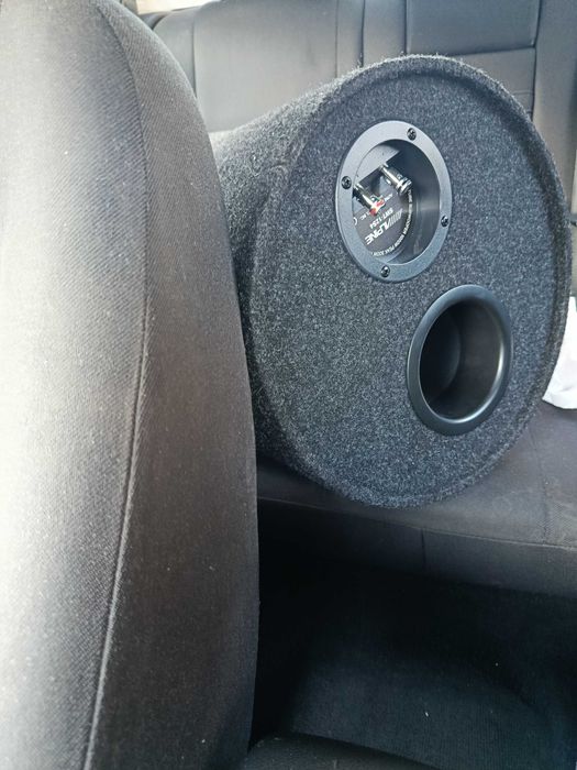 Vând Subwoofer 300W + statie 300 Alpine