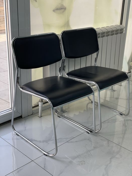 Продаются стулья.