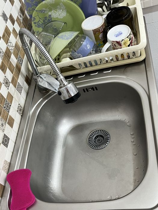 Продам кухонную  мойку со смесителем, в комплекте: шланги, сифон