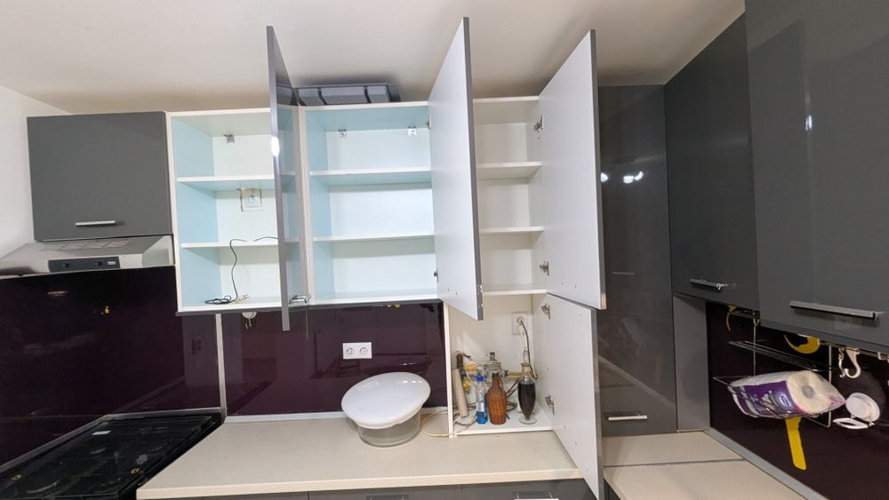 Mobilă bucătărie, cu blat pe colț, 300x250 cm