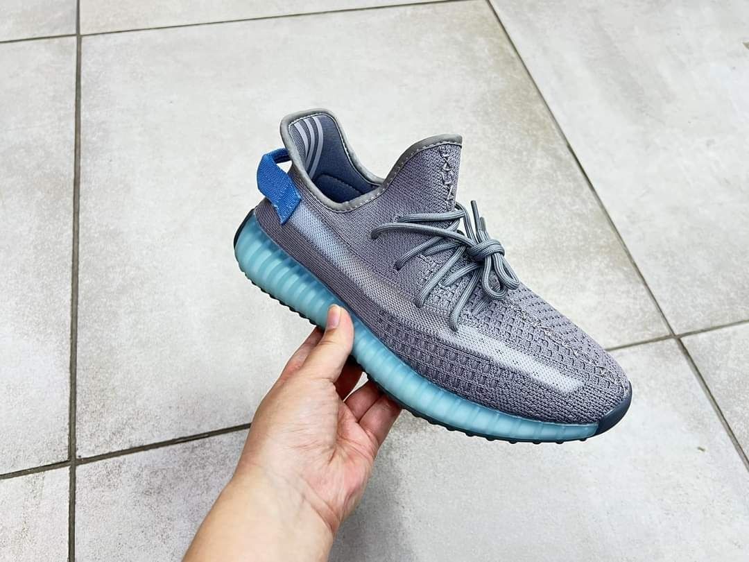 Adidas yeezy boost 350 v2,.