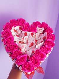 Aranjament floral inima din 19 trandafiri cu KINDER si Raffaello