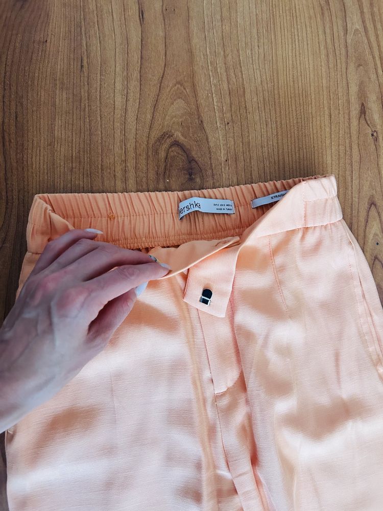 Нов панталони на Bershka