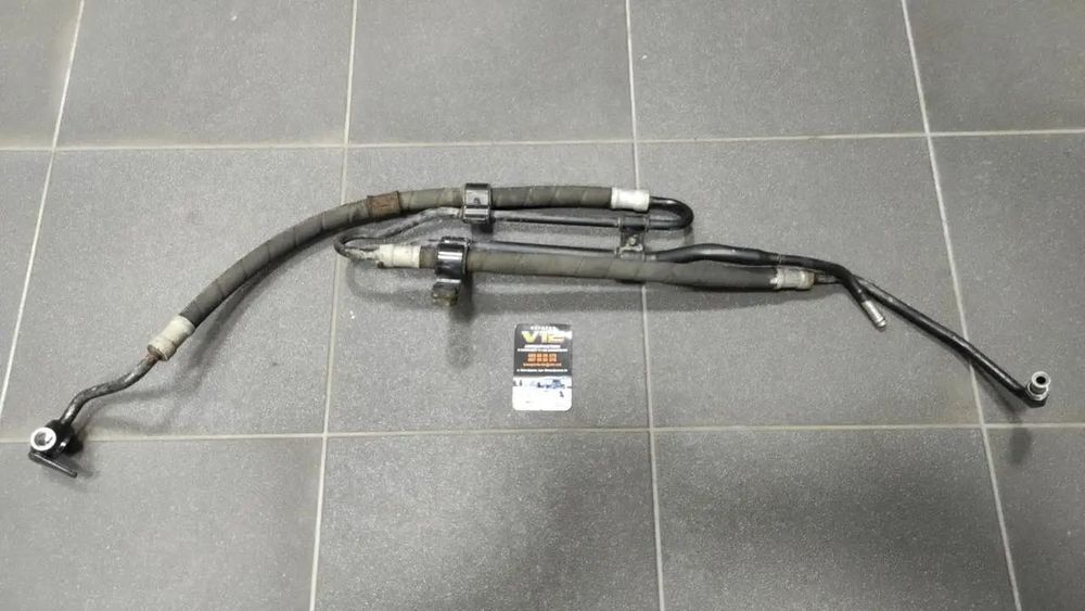 На Toyota Sequoia —  Шланг рейки.