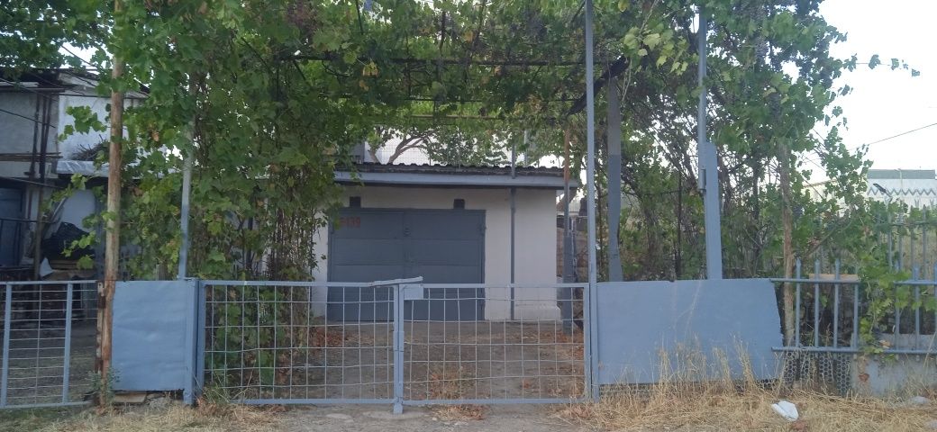 Срочно продам гораж по улице амур темур размер 6на4 в доль дороги
