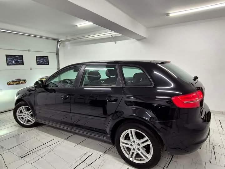 Masina arata foarte bine si merge impecabil pentru mai multe delati