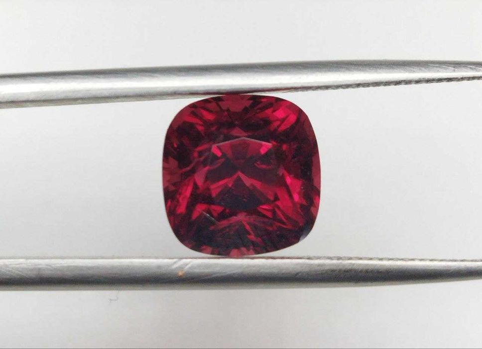 Прекрасен шпинел в топ червен цвят - 2.96Кт.! Сертифициран! НОВ!