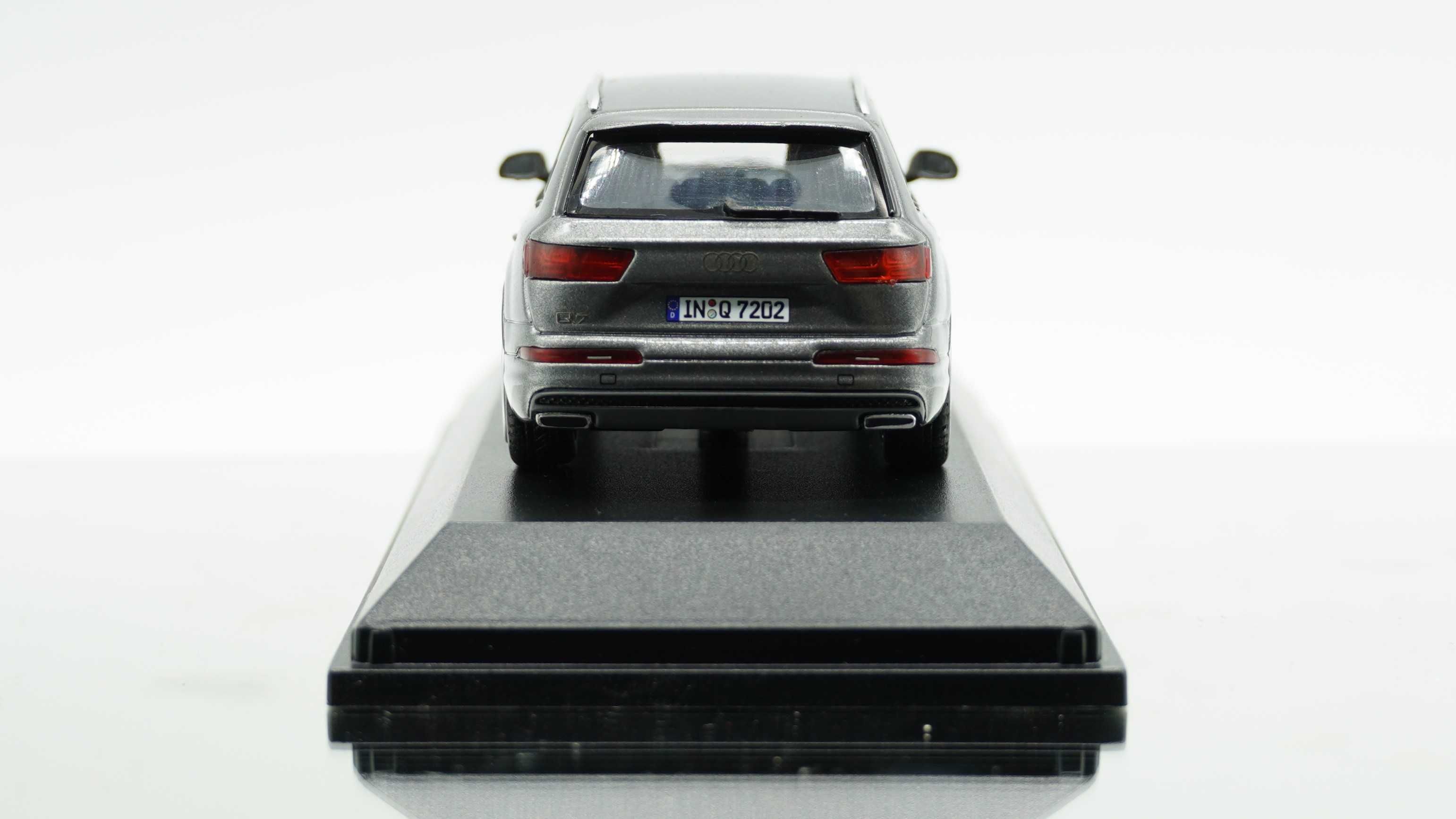 Audi Q7 - Spark 1/43