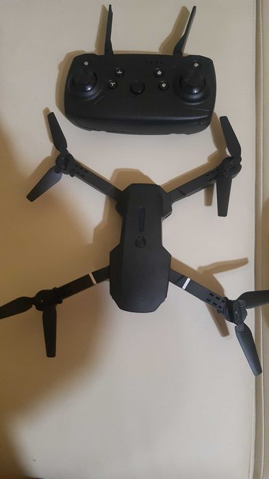 Drona E88 cu camera duala