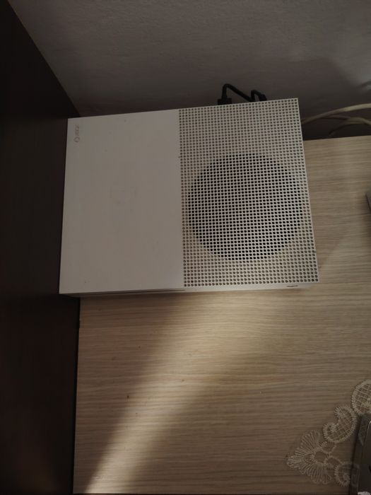 Xbox one S cu doua jocuri si o maneta