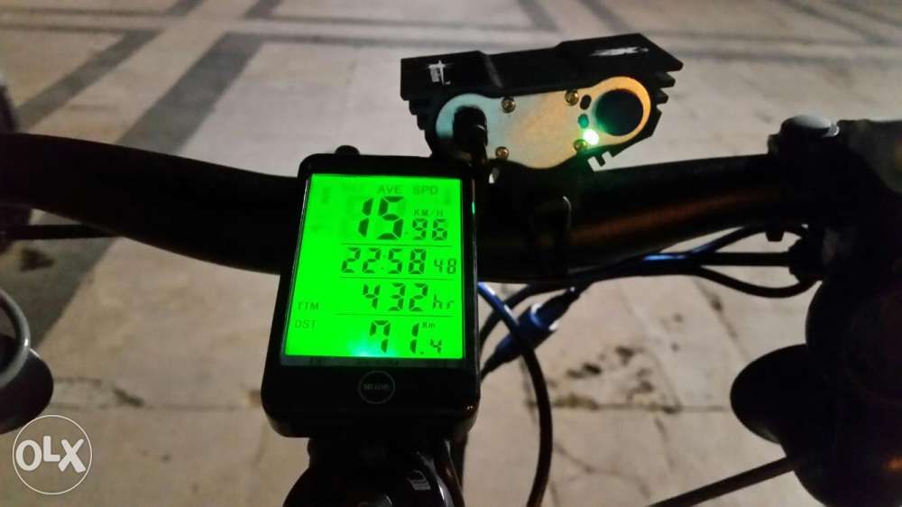 Ciclocomputer pentru bicicleta cu display iluminat