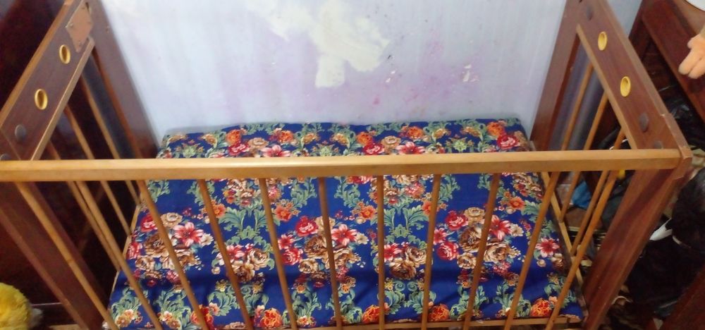 Детская кроватка с матрацем.