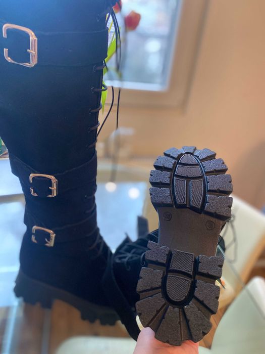 Ghete talpă inalta, negre, din piele intoarsa cu catarame 35, Noi