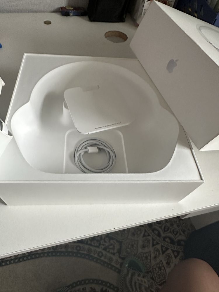 AirPods Max белого света