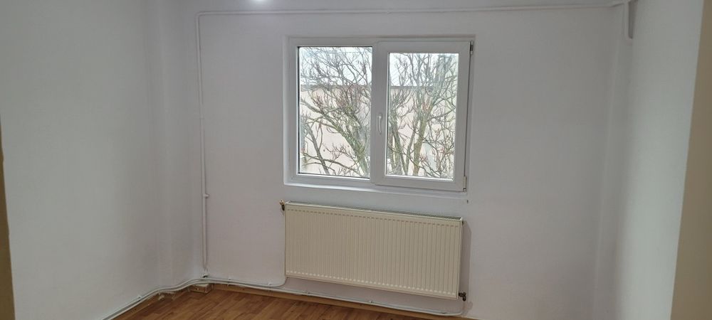 Vând Apartament 3 camere decomandat  spațios