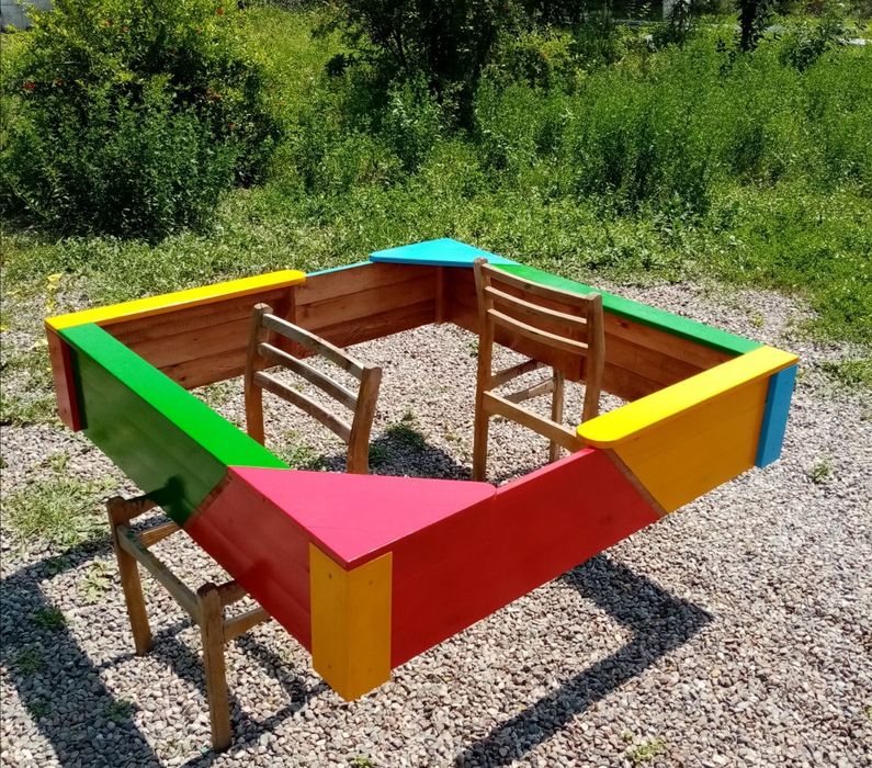 Песочница из натурального дерева.