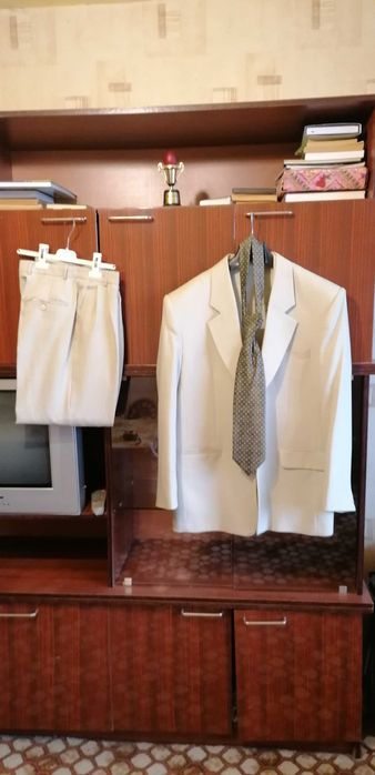 Подарявам 2бр костюми за бал