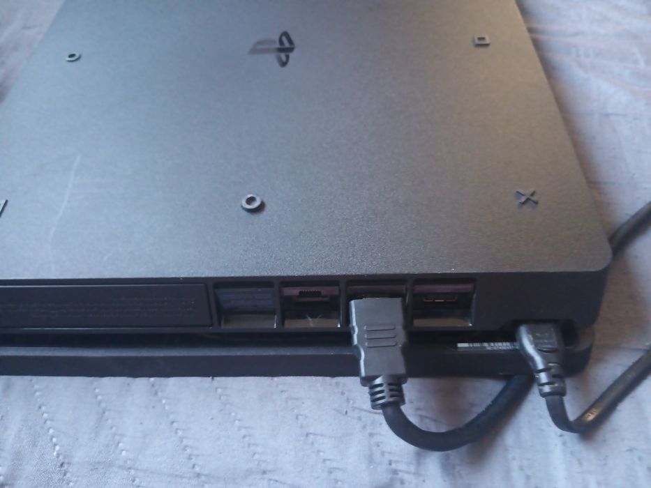 Vând Play station 4