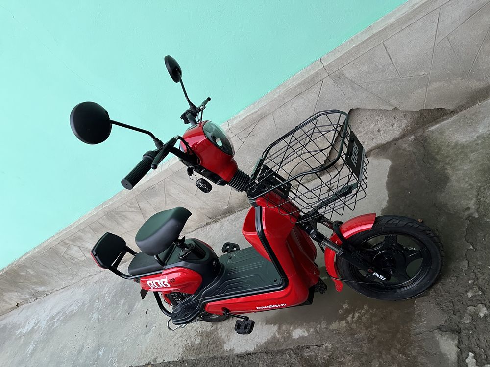 Moped cu pedale electric