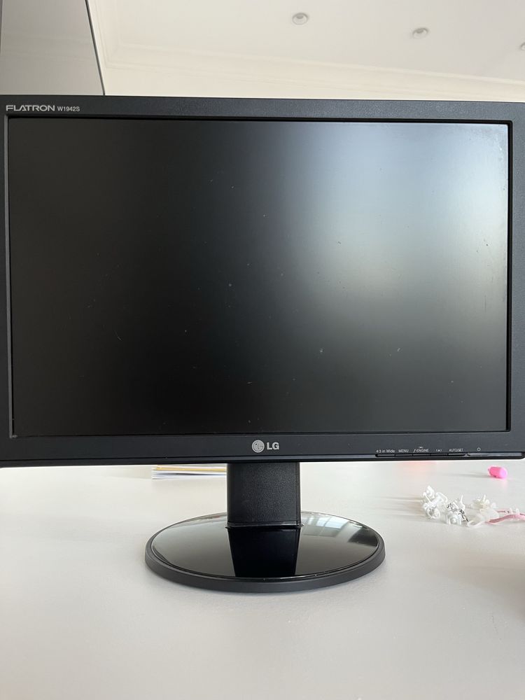 Продам монитор LG выход WGA