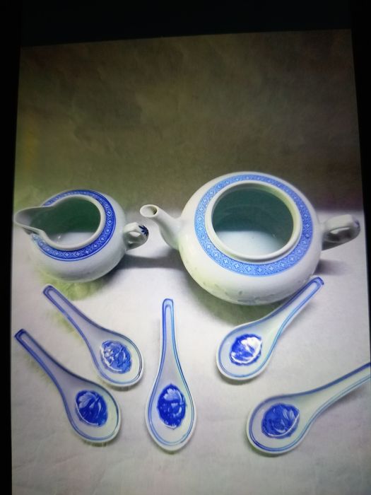 Ceainic,latiera+linguri porțelan