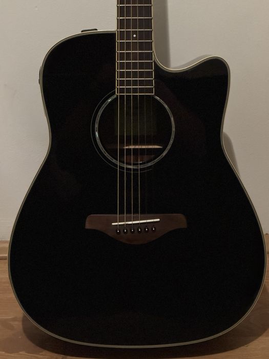 Chitara neagra yamaha