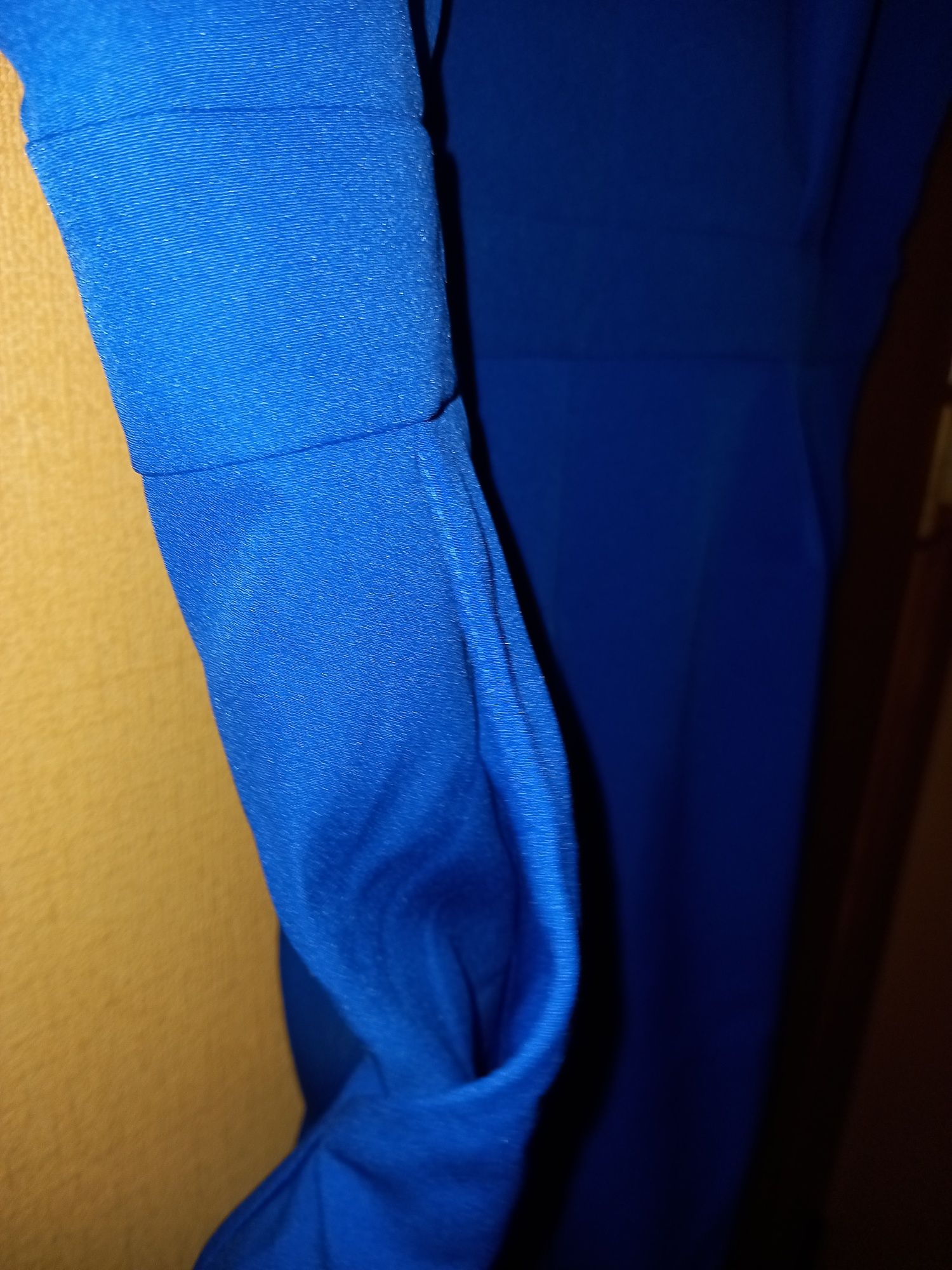 Платье синего цвета прямой фасон с замком.