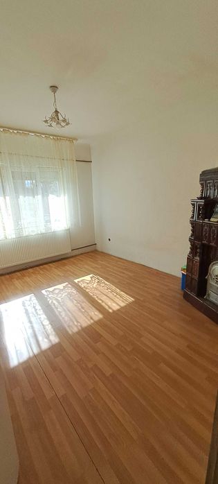 Casă cu 3 camere de vânzare