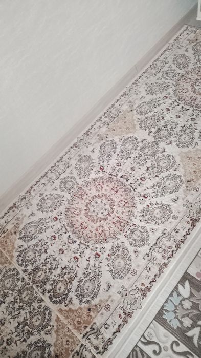 Ковер 1/2 в хорошем состоянии.