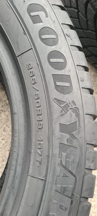 4 anvelope iarna Goodyear,fata 235/55/19,spate 255/50/19.Pret/bucata