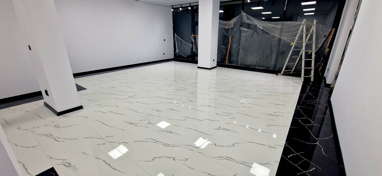 Дава се под наем Магазин в Разград, Център - 80 кв.м за 1020 € - Снимка #1