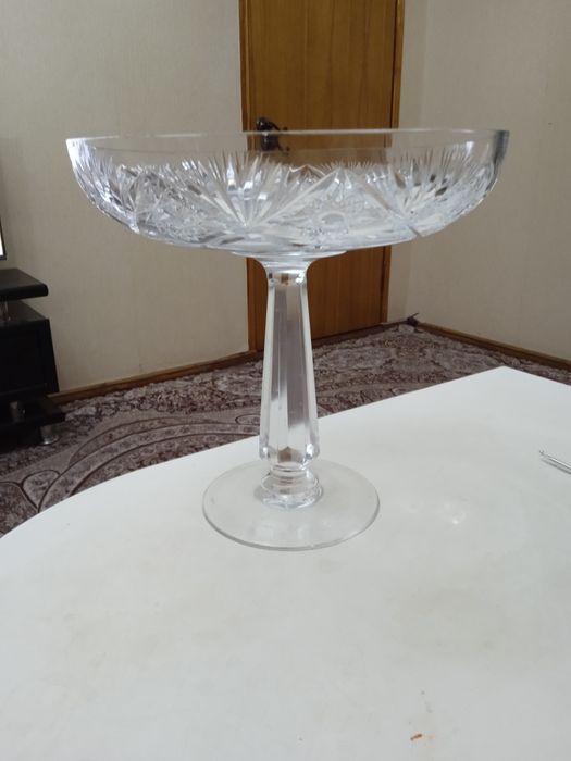 Хрустальная ваза на ножке диаметр 24см Чешская