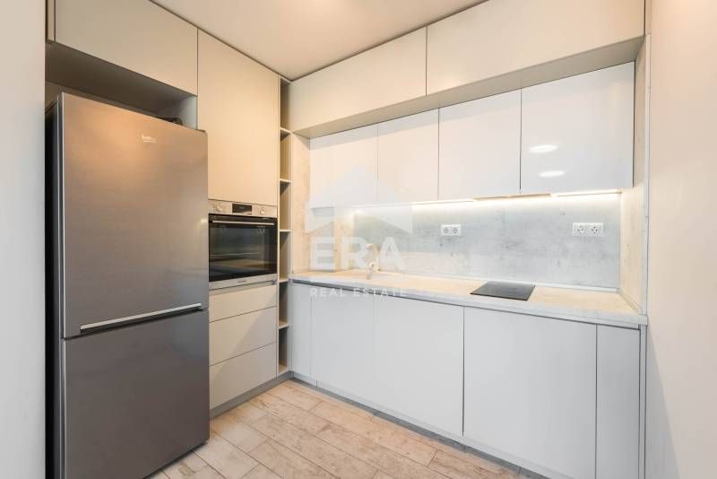 Двустаен, обзаведен, югоизточен апартамент за продажба, с морска панор