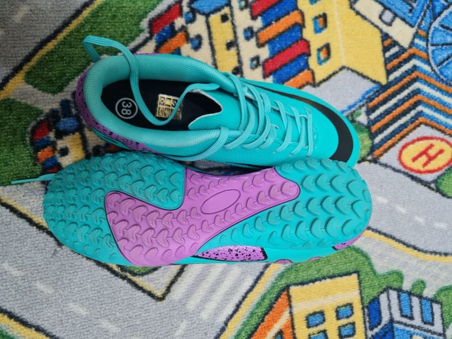 Кроссовки новые сороконожки