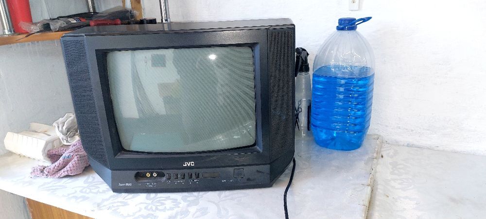 Телевизор цветной маленький с подставкой на стену.