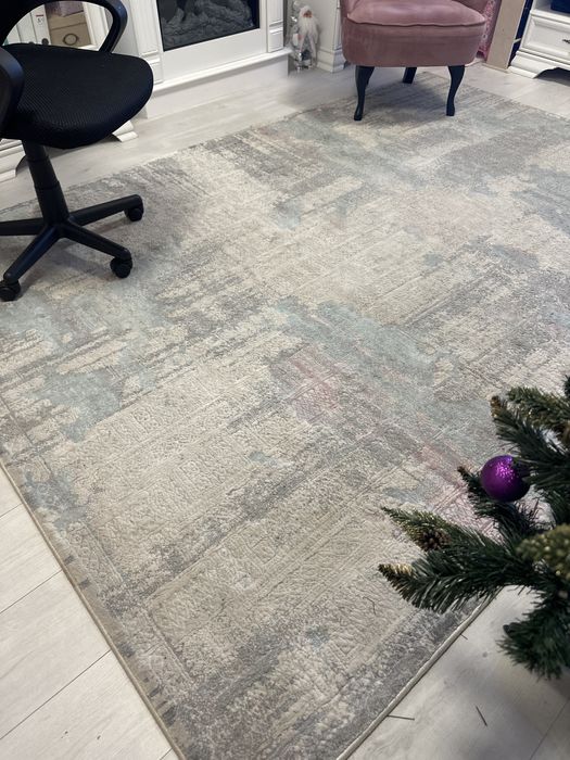 Vând covor sufragerie dimensiuni 200x280 , stare excelentă.