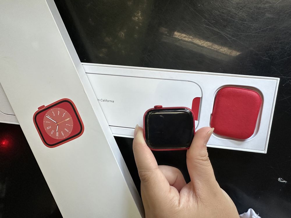 СРОЧНО Продается Apple Watch 8 серия 45 мм в красном цвете
