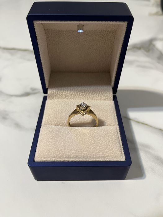 Кольцо с бриллиантом