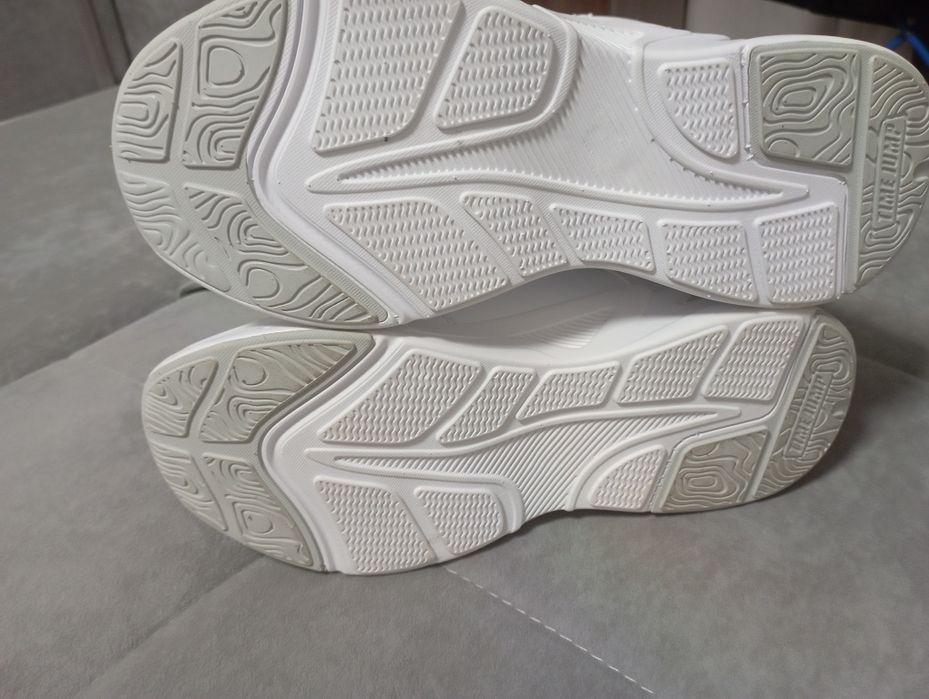 Продам женские новые кросовки 39 размера