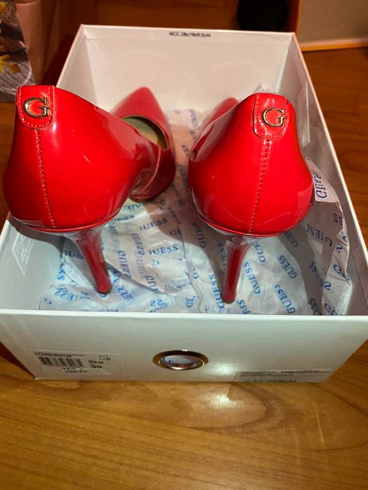 Pantofi rosii cu toc Guess marime 39