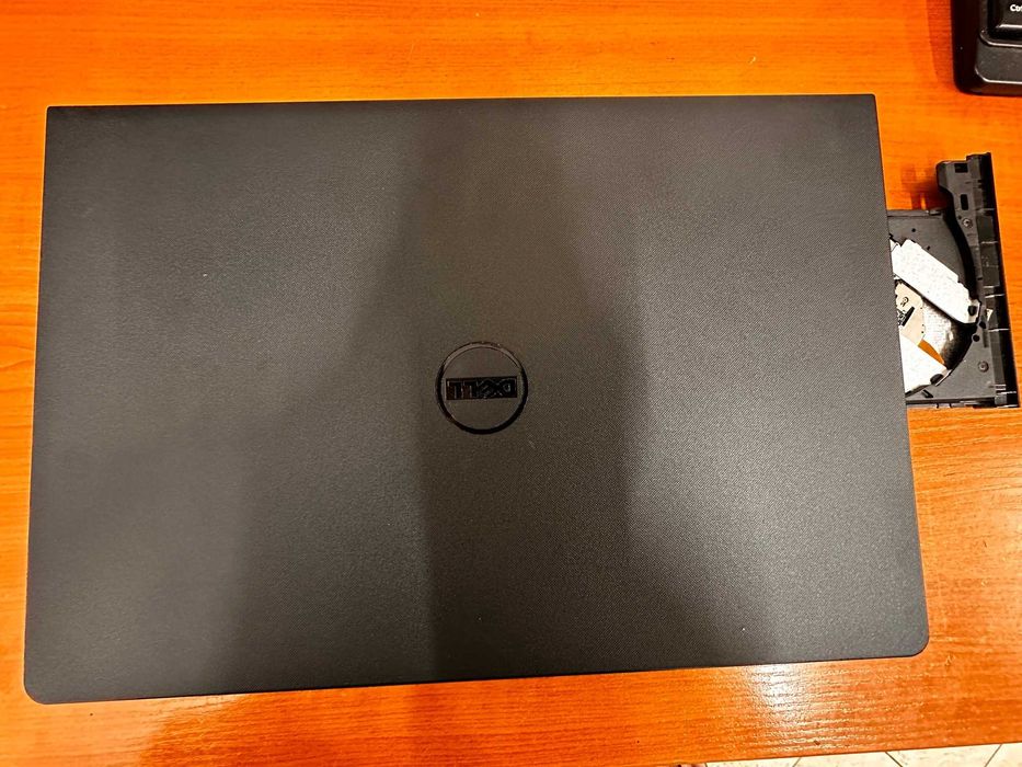 Лаптоп Dell Inspiron 5588 15.6 инча i7 500GB SSD 16GB RAM Перфектен