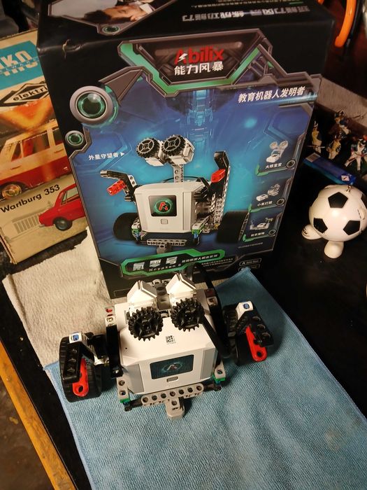 Abilix Krypton занимателен робот за програмиране.