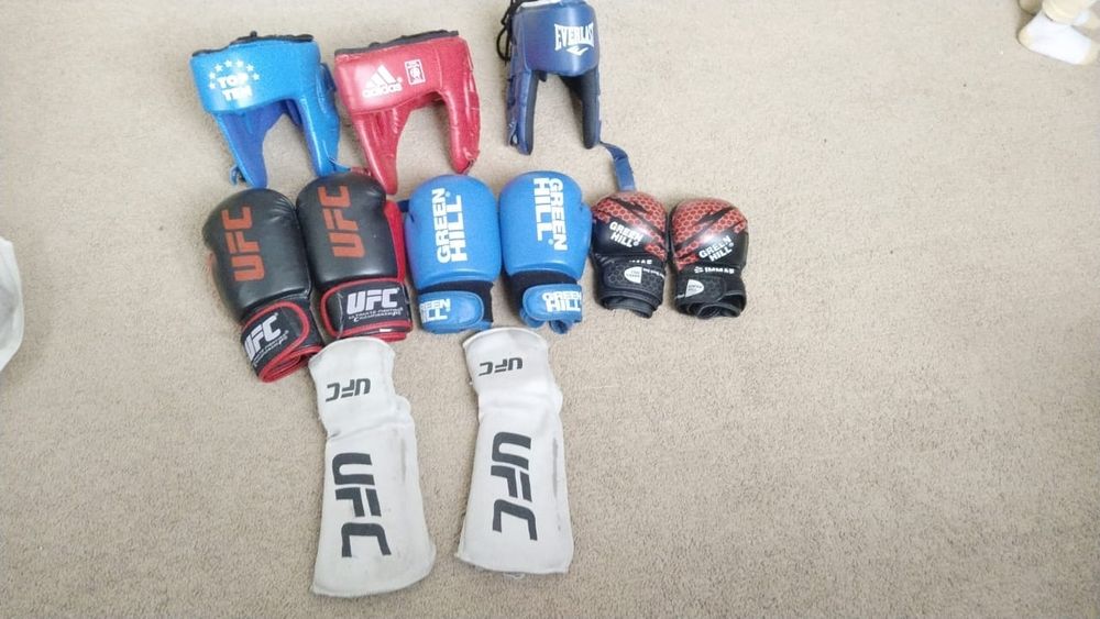 Шлем перчатки и фути