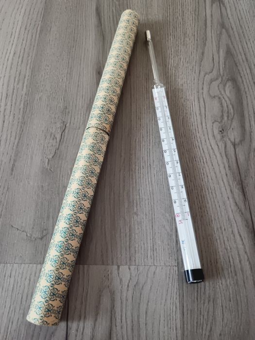 Termometru are o lungime de aproximativ 25 cm și datează din anul 1980