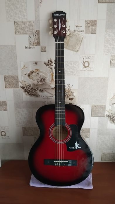 Гитара 18000тг. Чехол 5000тг. Район Бурова