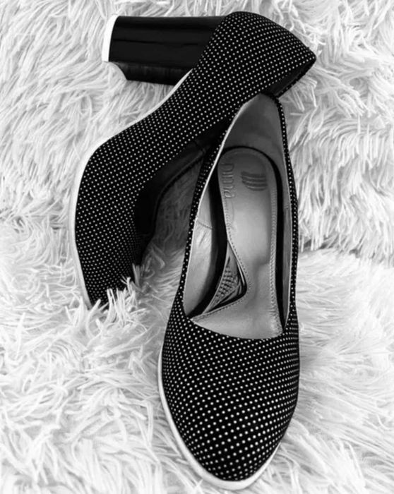 Елегантни обувки черни на бели точки