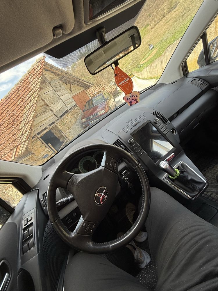 Продавам Toyota Corola Verso 2.2D4D 136hp