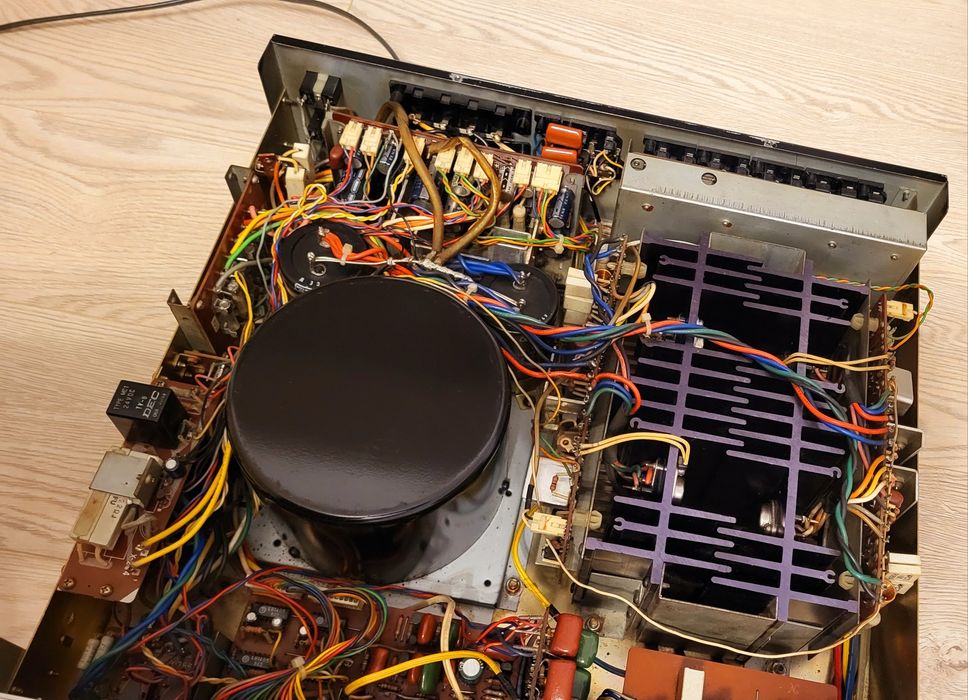 Rotel RA-2040 bijuterie