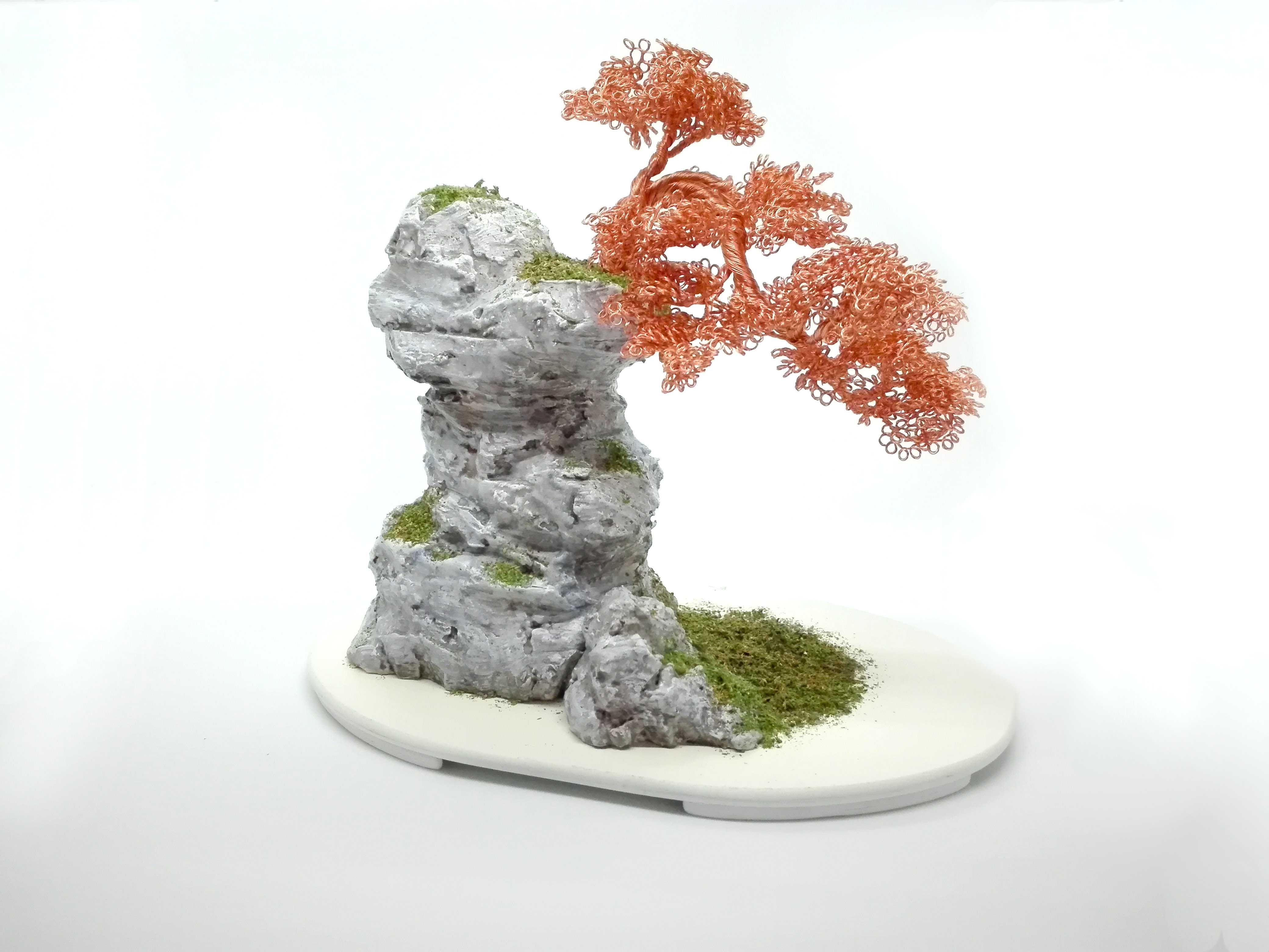 Bonsai din sârmă de cupru pe stâncă - 18 cm