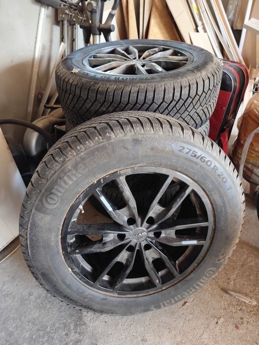 Vând jenti cu cauciucuri noi Continental..